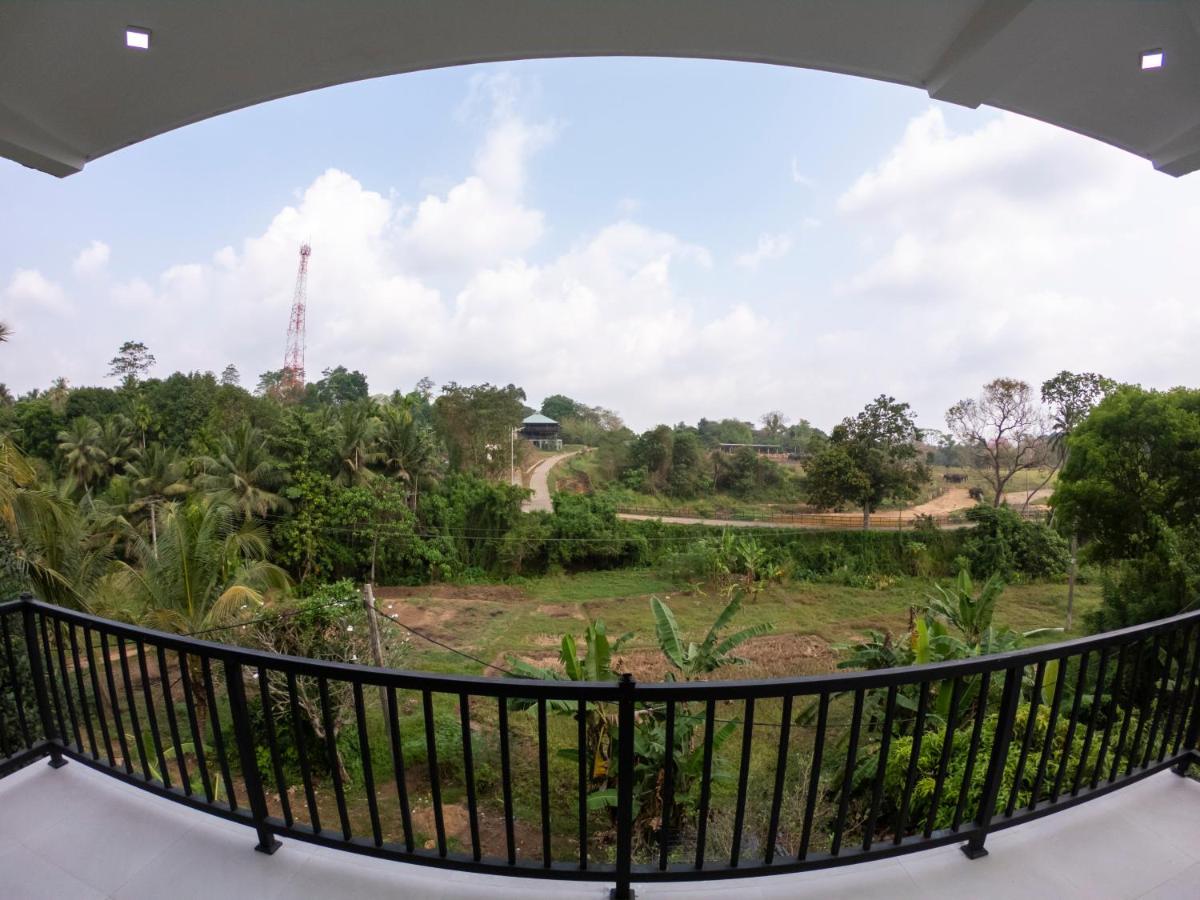 Pinnawala Elephant Front View Hotel Rambukkana Exterior foto